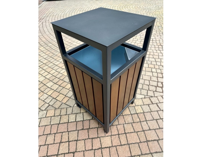 Mülleimer aus Metall mit Erlenholz...