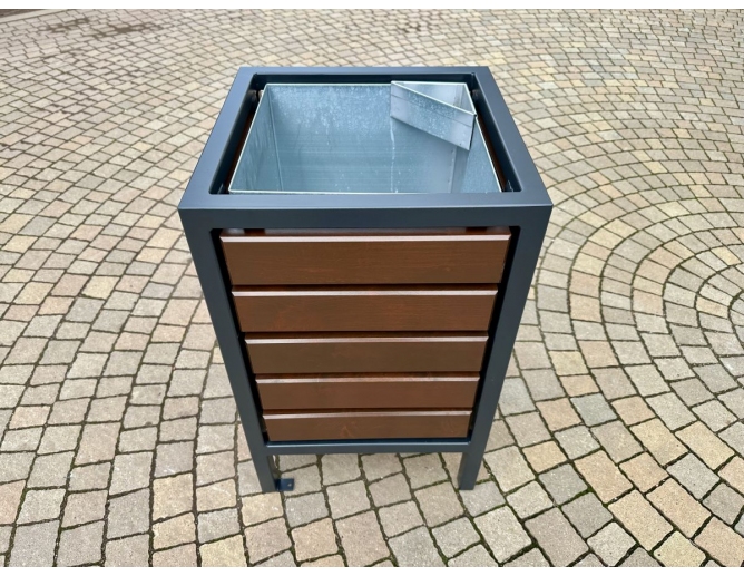 Mülleimer aus Metall mit Erlenholz...