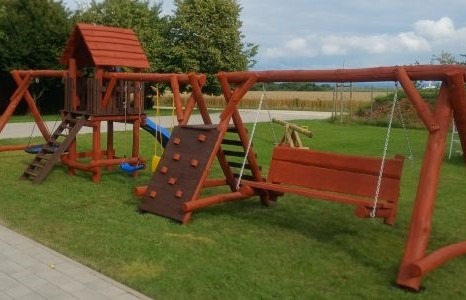 Spielturm aus Holz oder Metall? Die richtige Wahl für den privaten Garten 