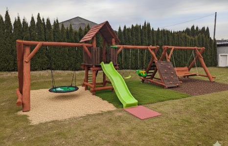 Welcher Untergrund ist sicher für Spieltürme? Rasen, Sand oder Fallschutzmatten