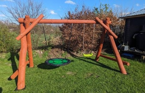 Spielturm aus dünnen Pfosten oder aus massiven Holzbalken – macht die Holzstärke wirklich einen Unterschied?